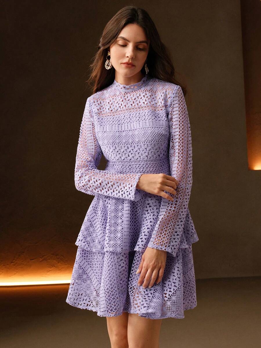 Vestido Curto com Manga Longa e Babados