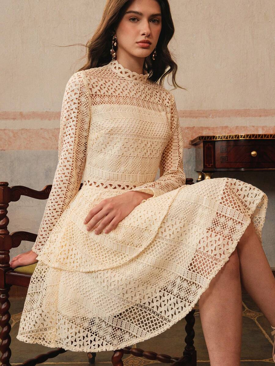 Vestido Curto com Manga Longa e Babados