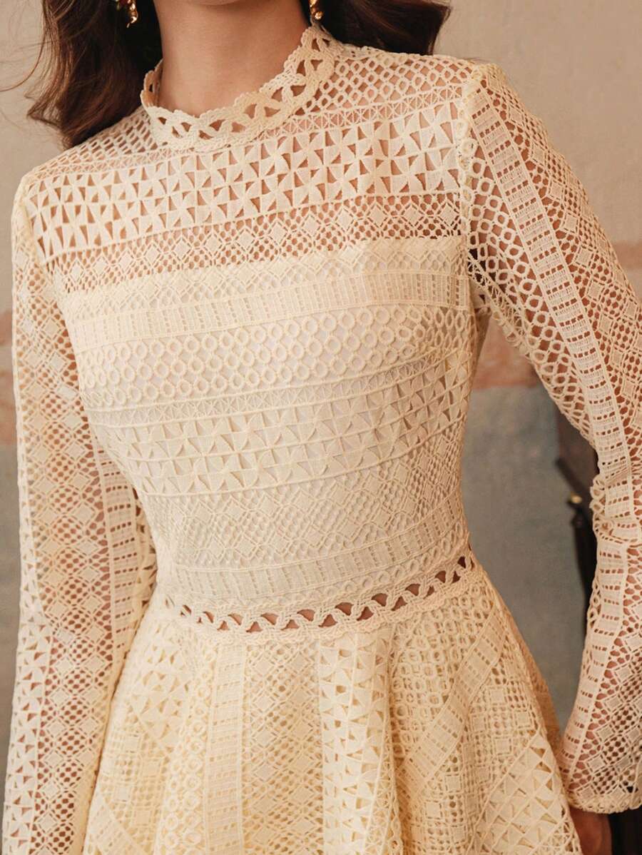 Vestido Curto com Manga Longa e Babados