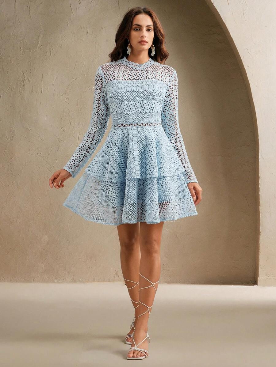 Vestido Curto com Manga Longa e Babados