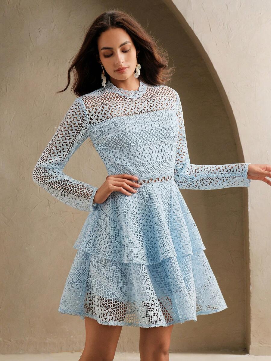 Vestido Curto com Manga Longa e Babados