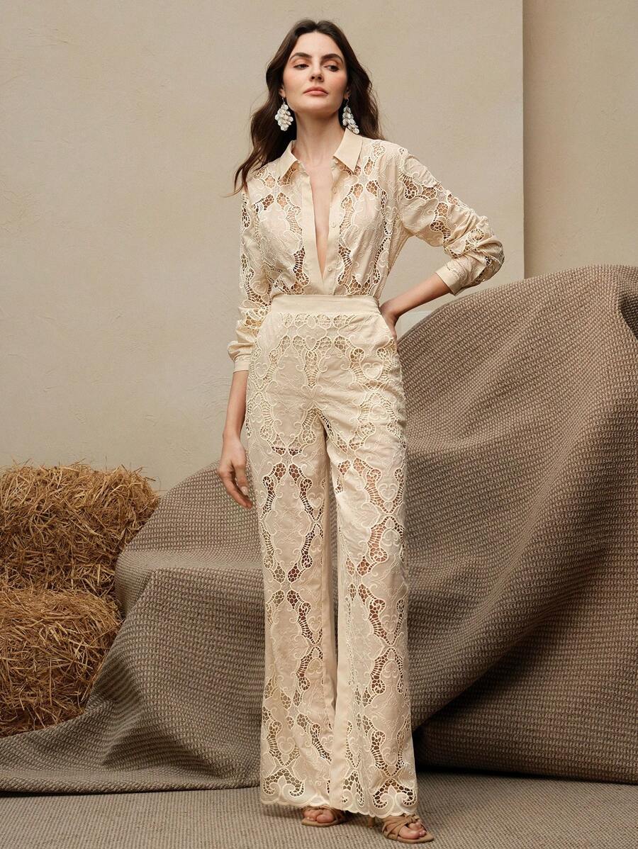 Conjunto de Blusa com Bordado e Calça Elegante