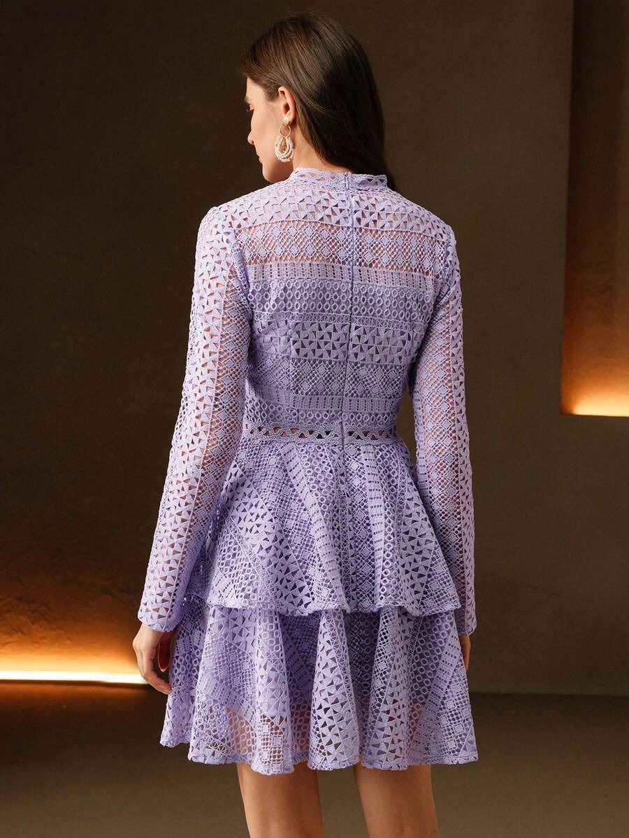 Vestido Curto com Manga Longa e Babados