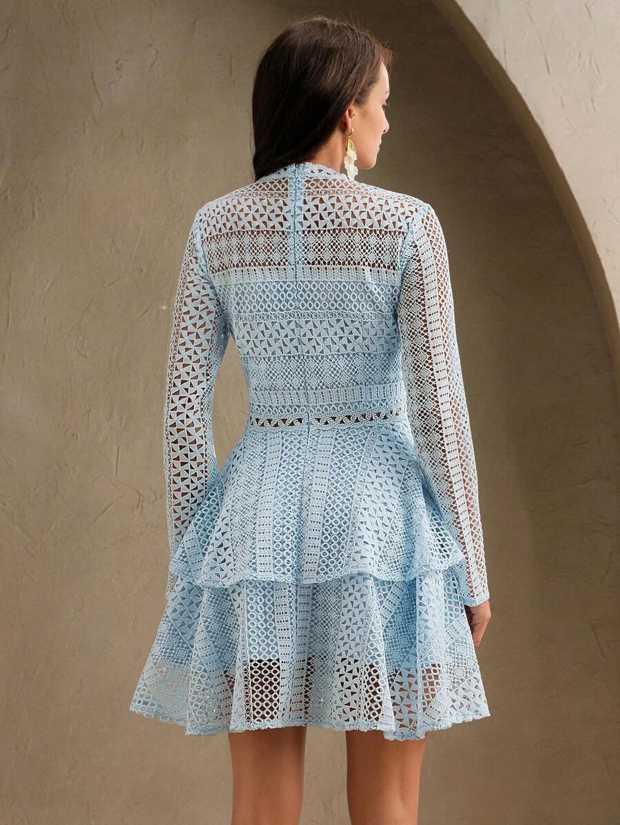 Vestido Curto com Manga Longa e Babados