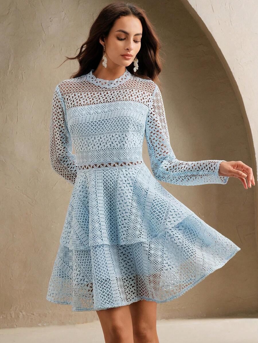 Vestido Curto com Manga Longa e Babados