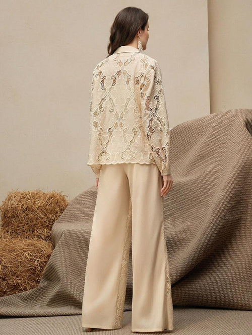 Conjunto de Blusa com Bordado e Calça Elegante