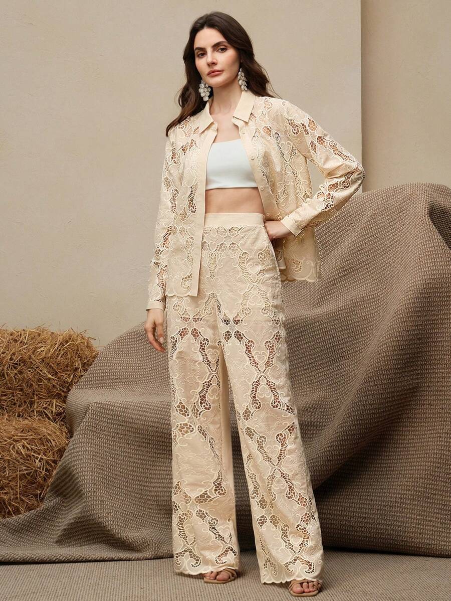 Conjunto de Blusa com Bordado e Calça Elegante