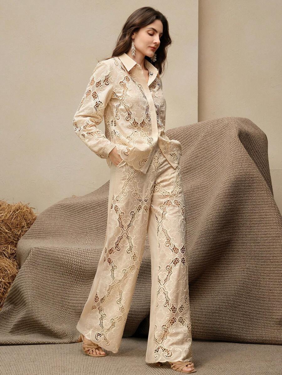 Conjunto de Blusa com Bordado e Calça Elegante