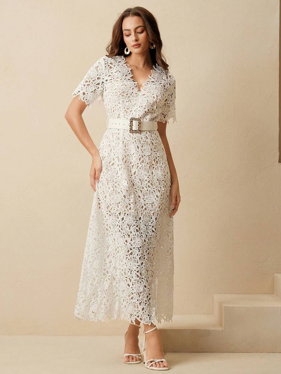 Vestido Longo Elegante com Recortes em Renda