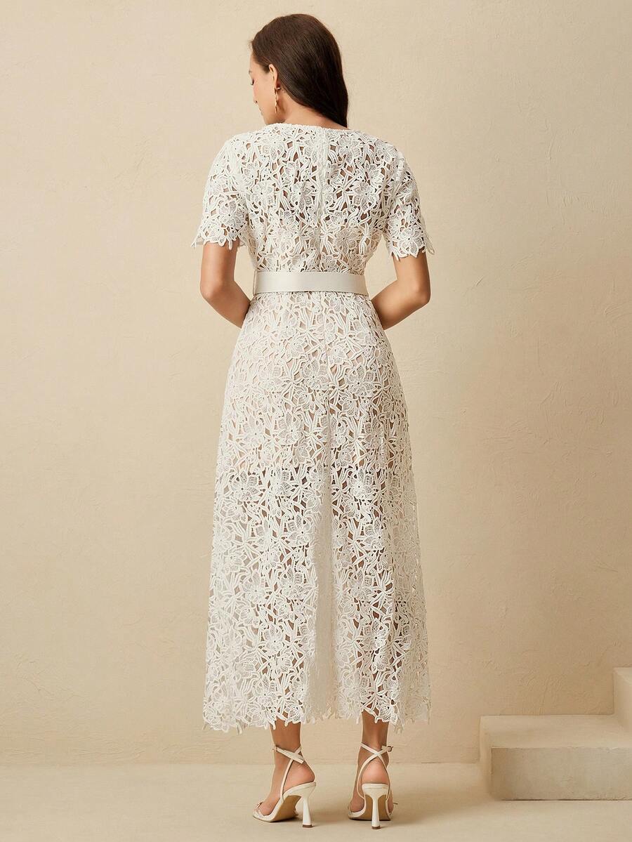 Vestido Longo Elegante com Recortes em Renda