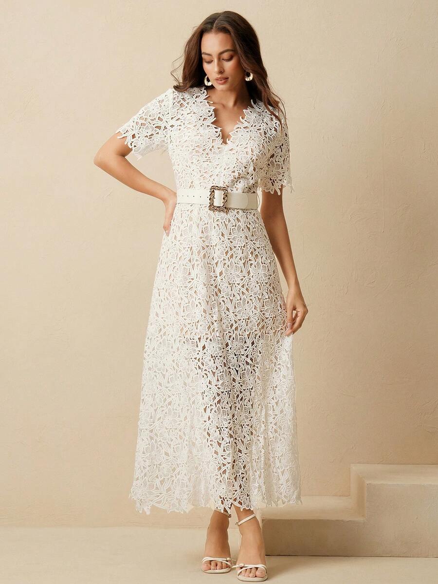 Vestido Longo Elegante com Recortes em Renda