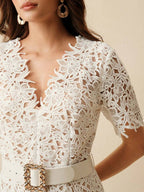 Vestido Longo Elegante com Recortes em Renda