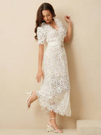 Vestido Longo Elegante com Recortes em Renda