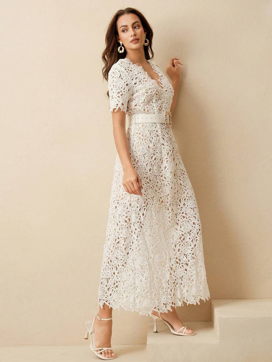 Vestido Longo Elegante com Recortes em Renda