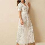 Vestido Longo Elegante com Recortes em Renda