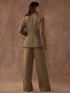 Conjunto Elegante com Blazer Ajustado e Calça Reta