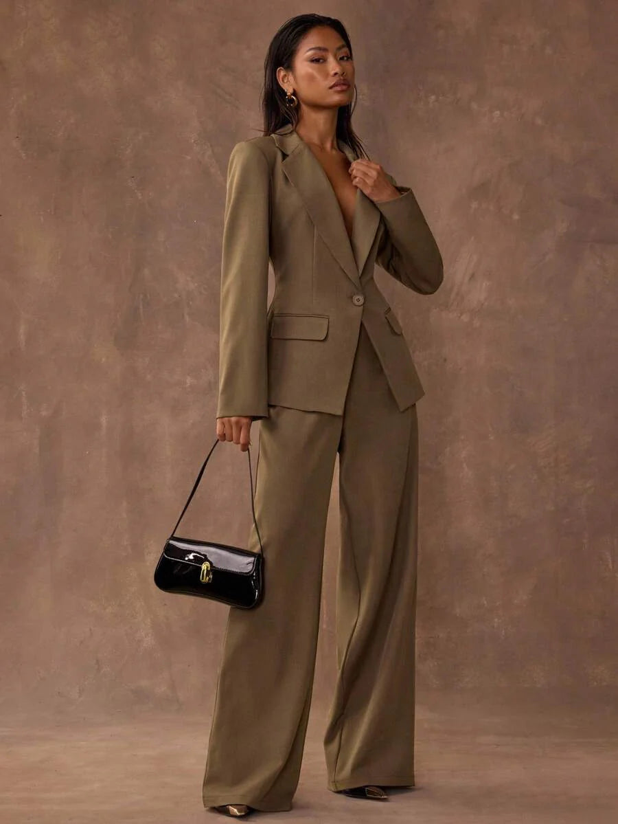 Conjunto Elegante com Blazer Ajustado e Calça Reta