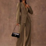 Conjunto Elegante com Blazer Ajustado e Calça Reta